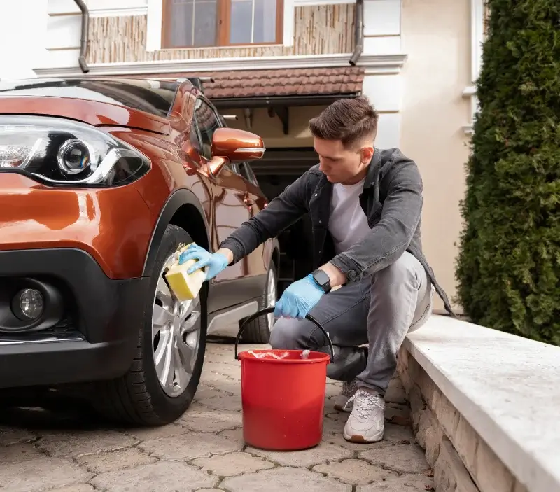 Lavage auto à domicile Plouénan : professionnel intervenant sur un véhicule